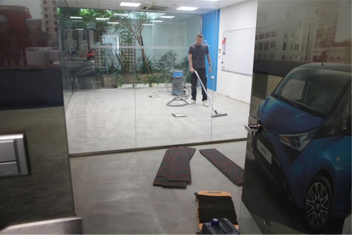 Muž vysává vysavačem podlahu